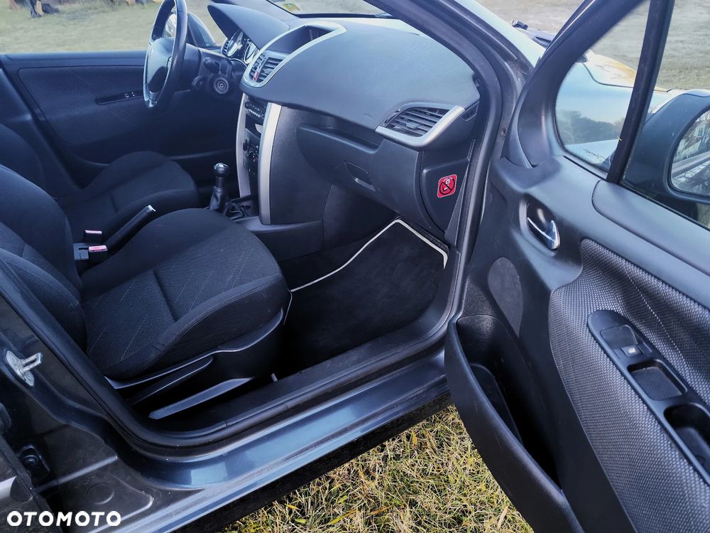 Peugeot 207 - 15