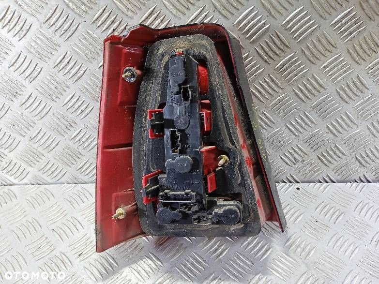 LAMPA PRAWA TYLNA VOLKSWAGEN GOLF 4 Kombi - 2