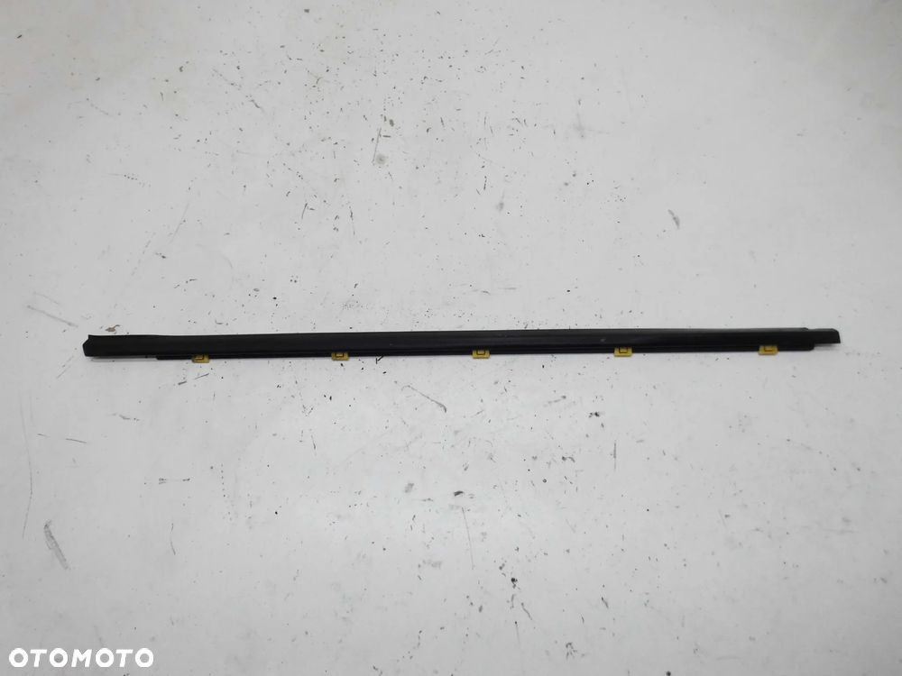 LISTWA ZGARNIAJĄCA SZYBY DRZWI HYUNDAI I30 I LIFT PRAWA PRZEDNIA CZARNA ORYGINAŁ