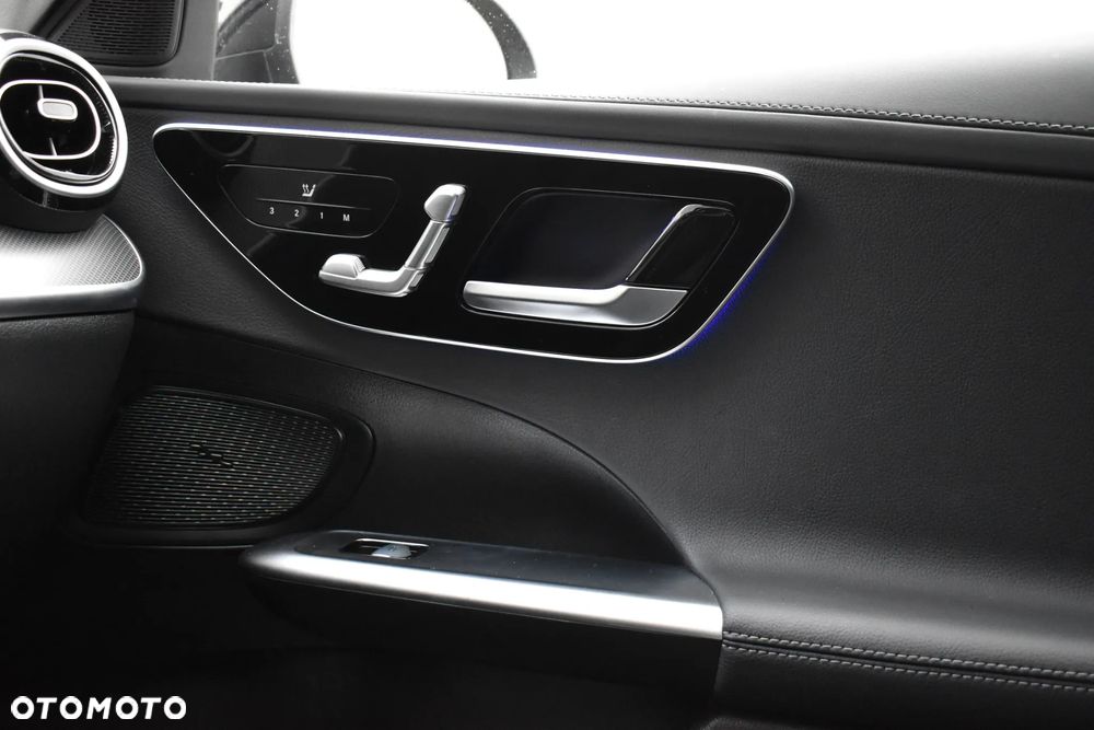 Mercedes-Benz Klasa C 180 9G-TRONIC AMG Line - 19