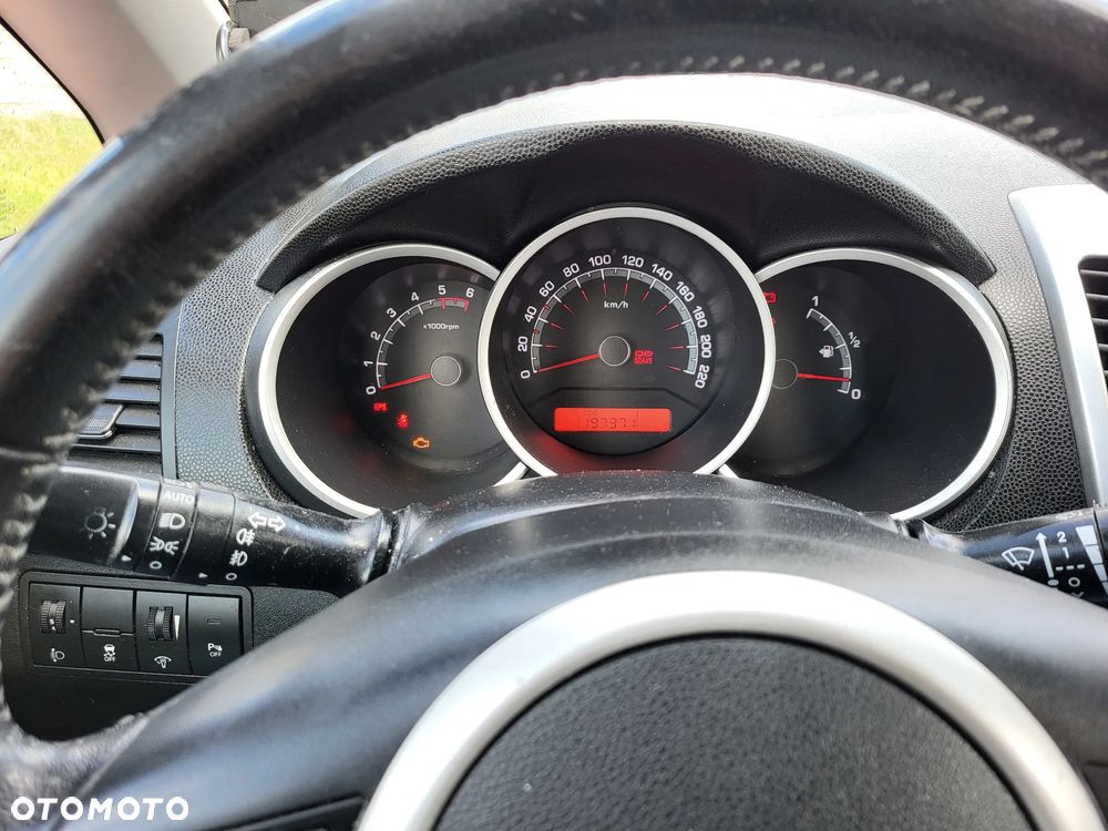 Kia Venga - 10