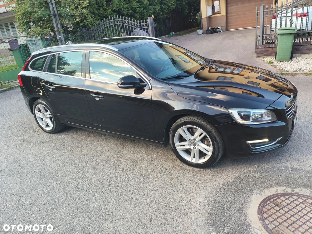 Volvo V60 D6 AWD Plug-in Hybrid R-Design Momentum - 32