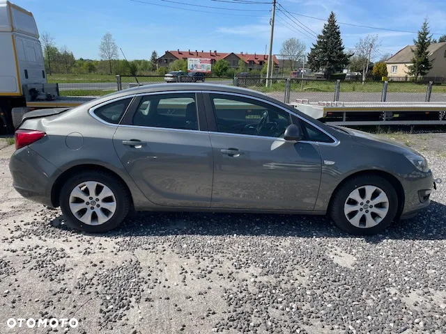 Opel Astra IV 1.4 T Business EU6 - 3
