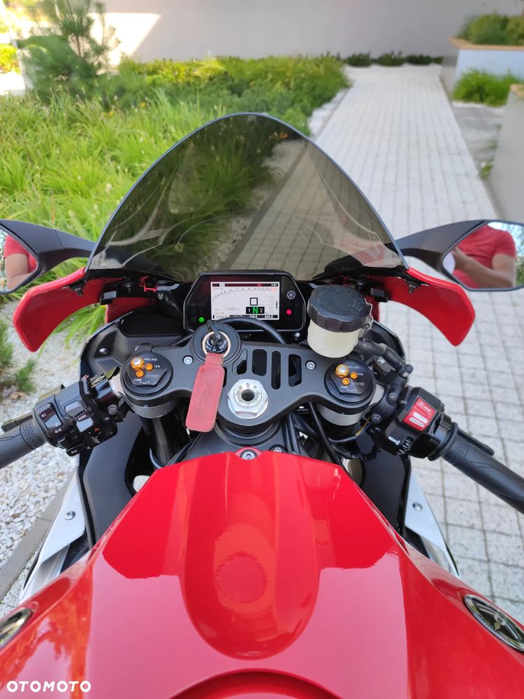 Yamaha R1 - 11