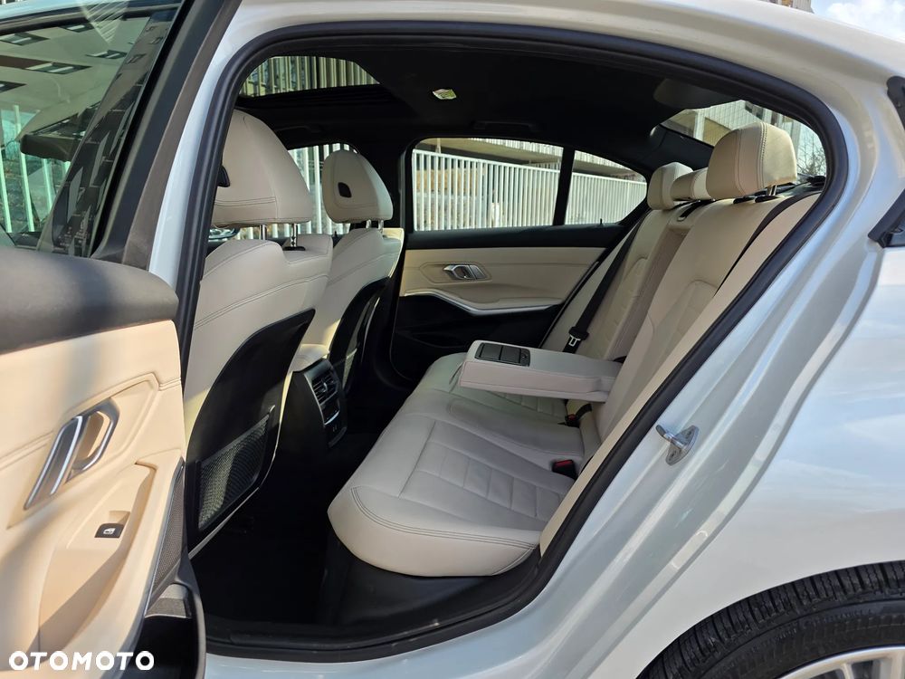 BMW Seria 3 330e xDrive M Sport - 26