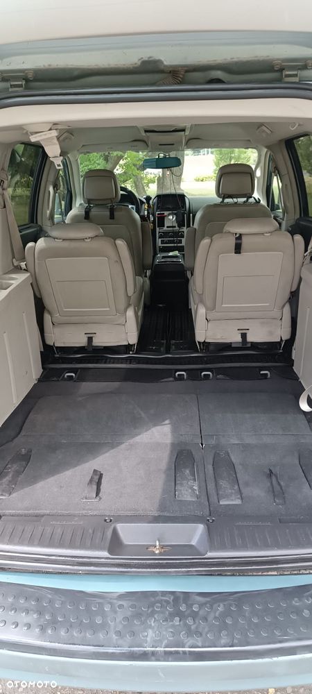 Chrysler Town & Country - 14