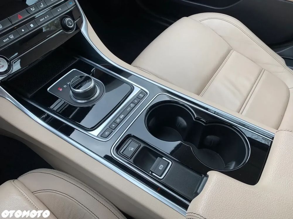 Jaguar XE 2.0 D Prestige - 8