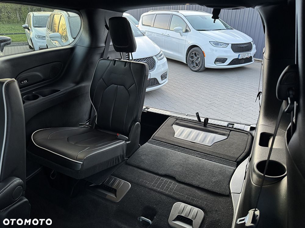 Chrysler Pacifica - 24