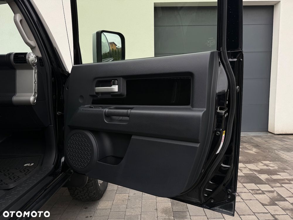 Toyota FJ 2011