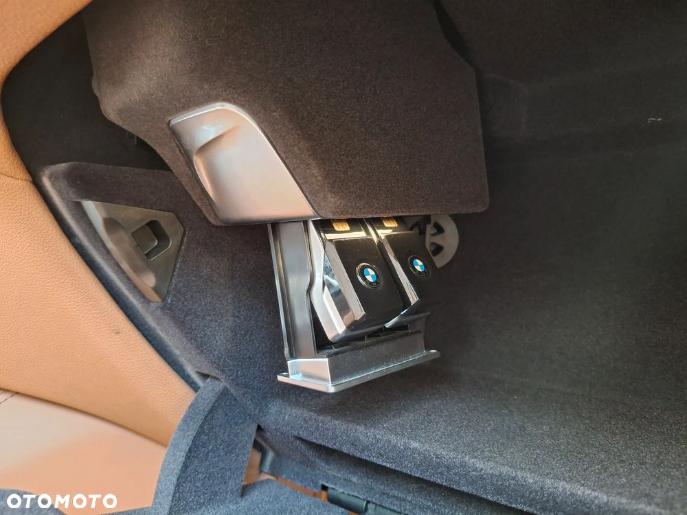 BMW Seria 7 750i xDrive - 29