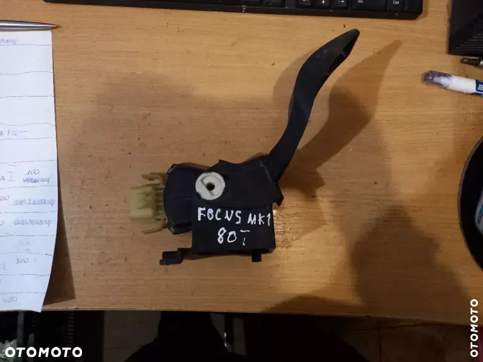 Ford Focus MK1 pedał gazu