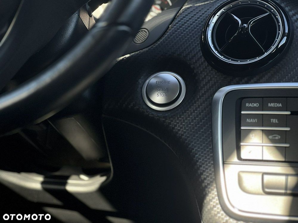 Mercedes-Benz GLA 180 7G-DCT - 22