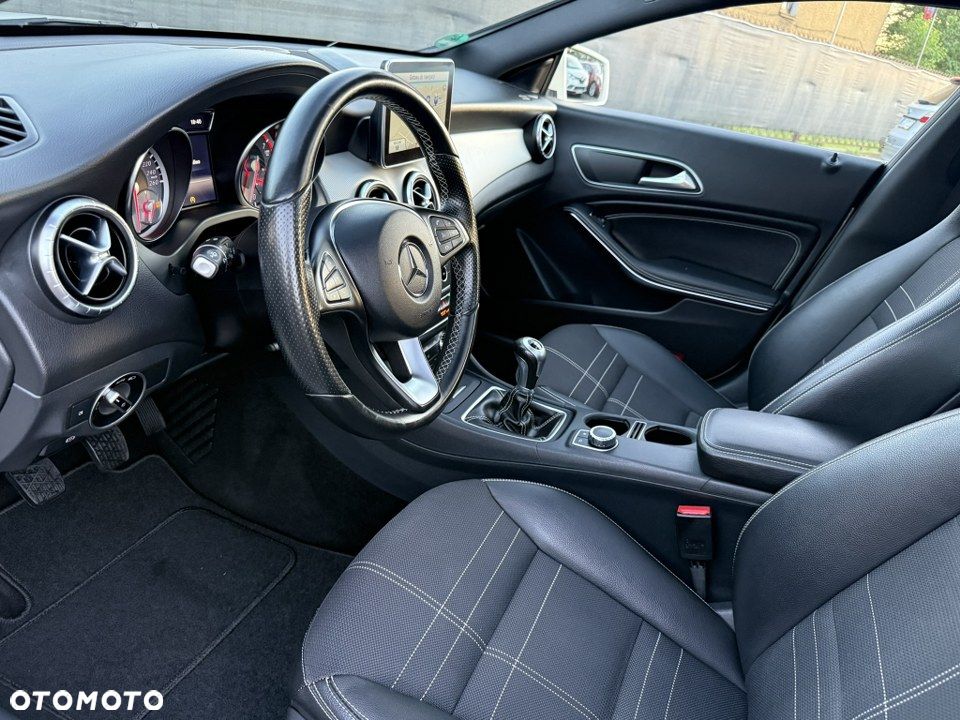 Mercedes-Benz CLA 180 AMG Line - 18