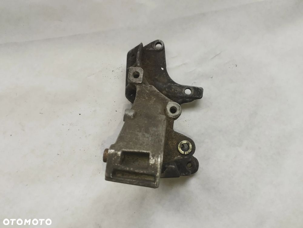 ŁAPA WSPORNIK POMPY BMW E39 2245747 - 2