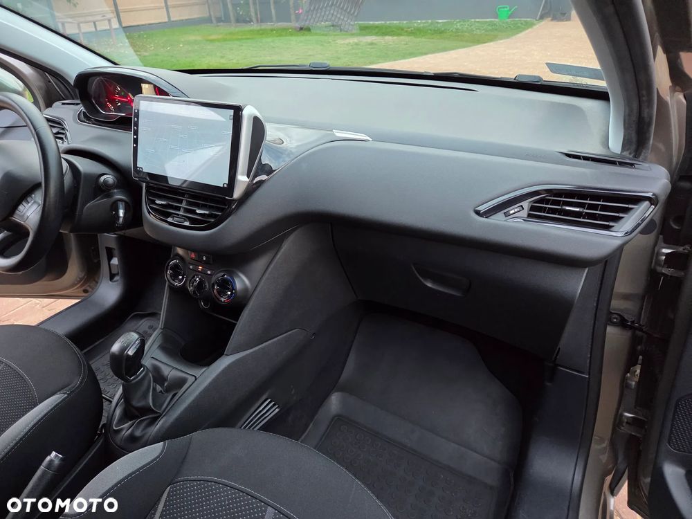 Peugeot 208 - 28