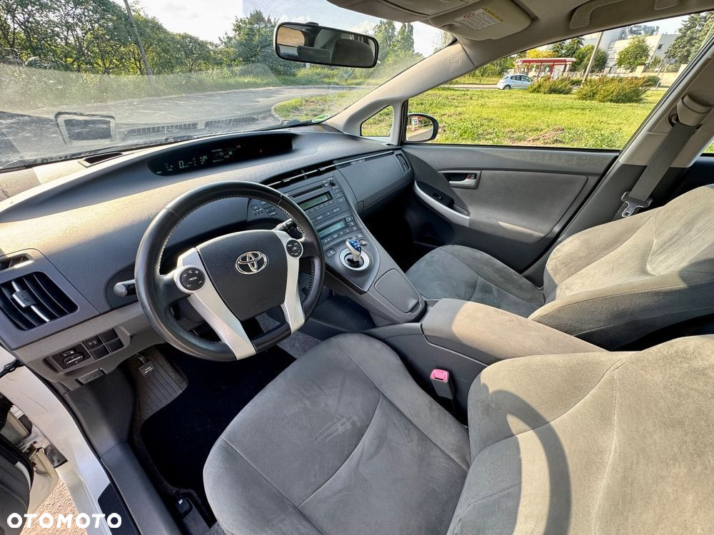 Toyota Prius (Hybrid) - 9