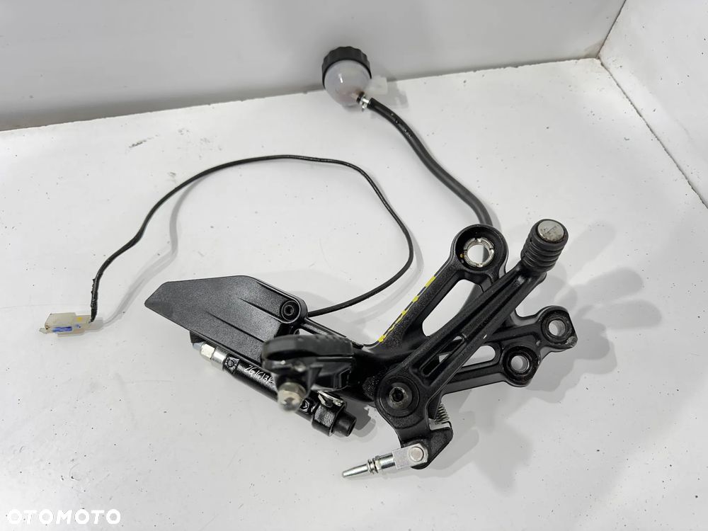 Set podnóżek P Kierowcy KPL    KTM Duke 125   17-23r - 1