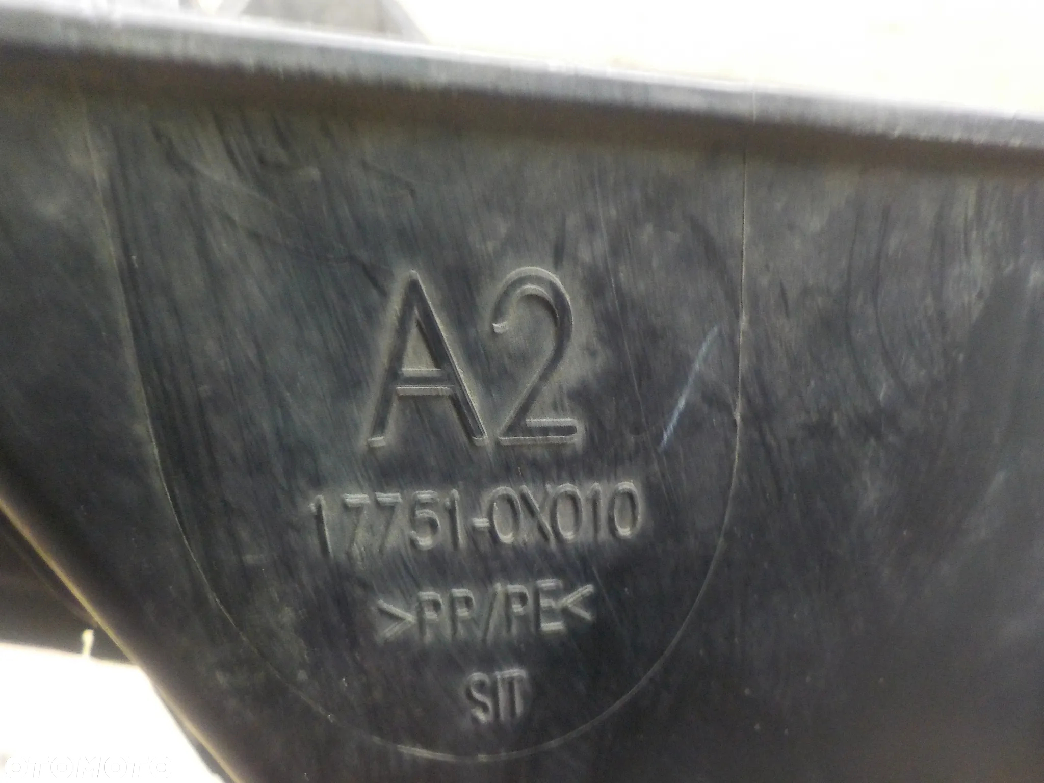 TOYOTA AVENSIS T29 RURA DOLOT ŁAPACZ POWIETRZA 17751-0X010 - 2