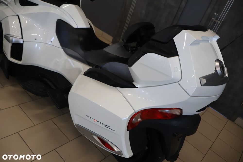 Can-Am Spyder - 16