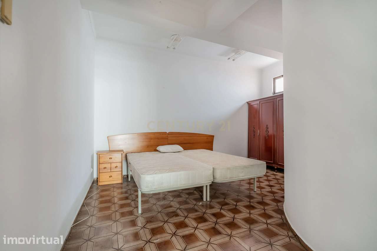 Prédio Comercial no Centro de Portimão com Potencial para 3 Apartament - Grande imagem: 3/24