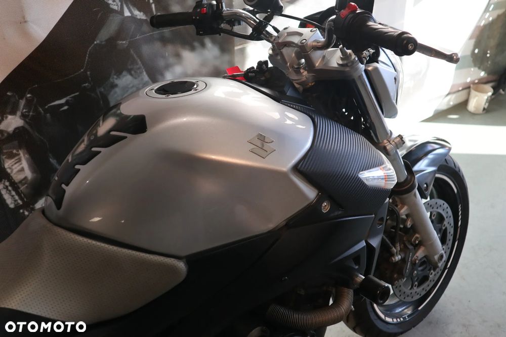 Suzuki GSR - 19