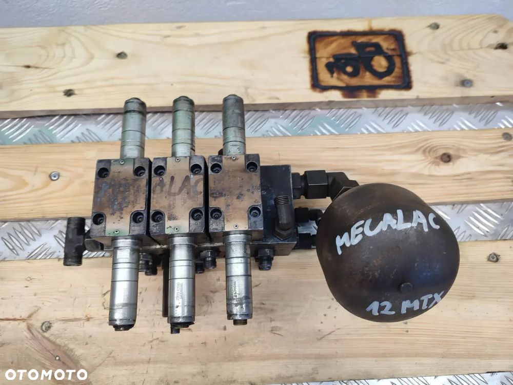 Blok hydrauliczny Mecalac 12 MTX (31923400) - 1