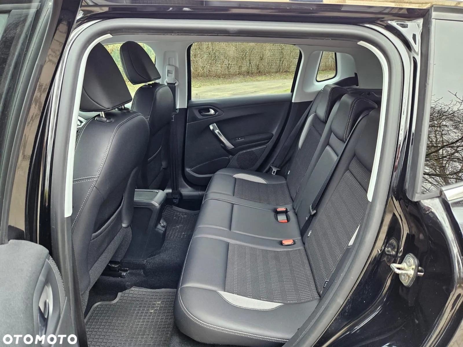 Peugeot 2008 1.6 e-HDi Allure S&S - 8