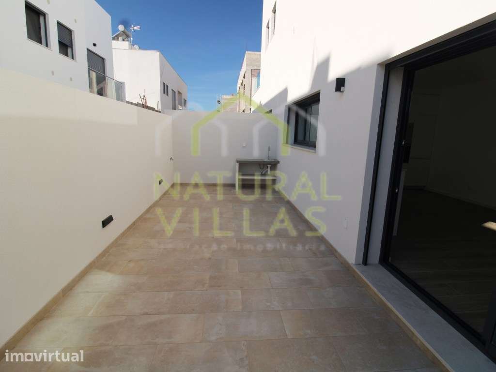 Moradia Geminada T3 Nova com Jacuzzi e Terraços junto à Praia da Fu... - Grande imagem: 4/19