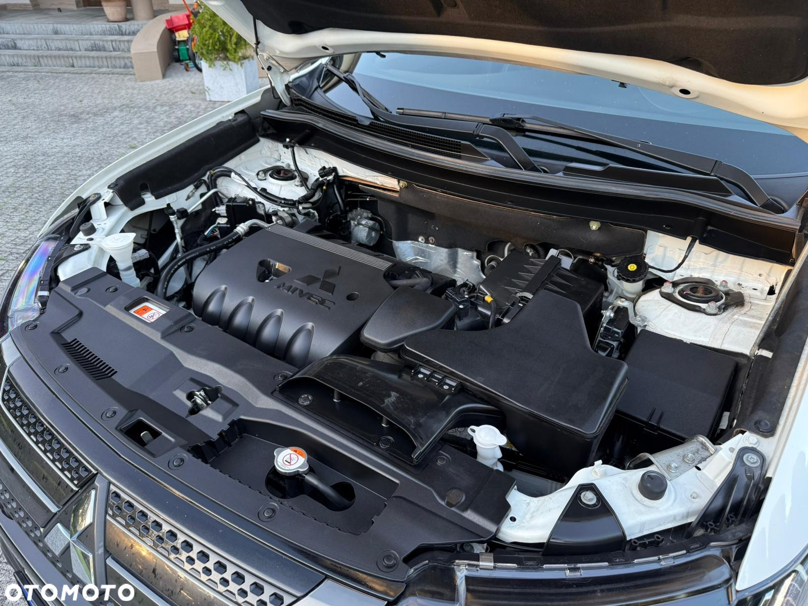 Mitsubishi Outlander 2.0 Instyle Navi 4WD CVT - 32