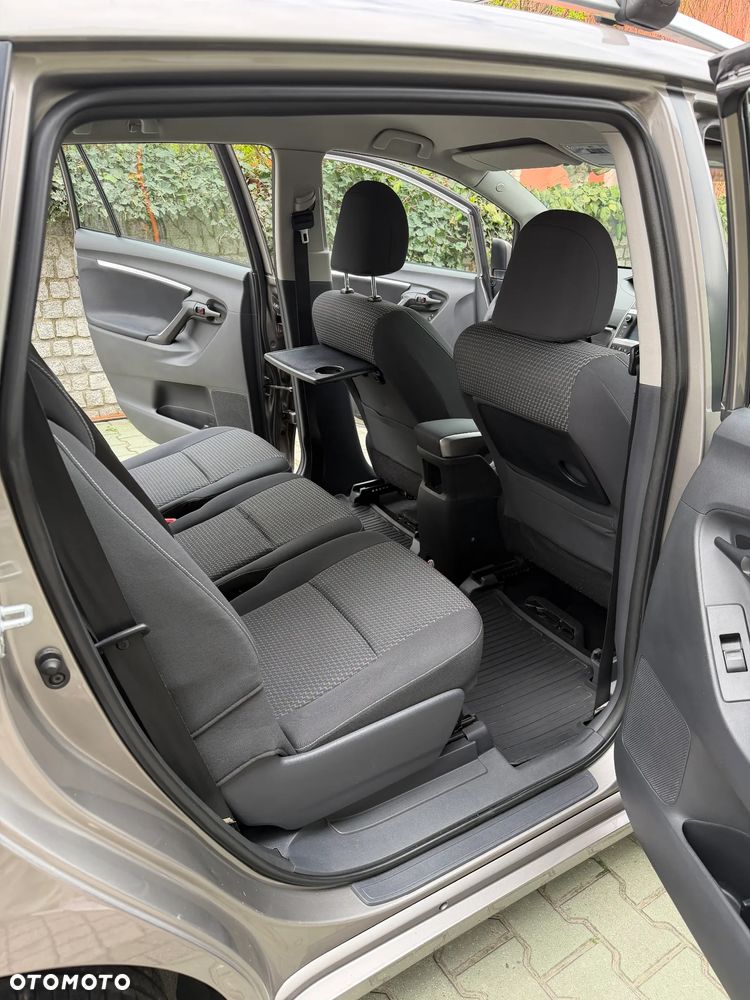 Toyota Verso 1.8 Premium 7os - 24