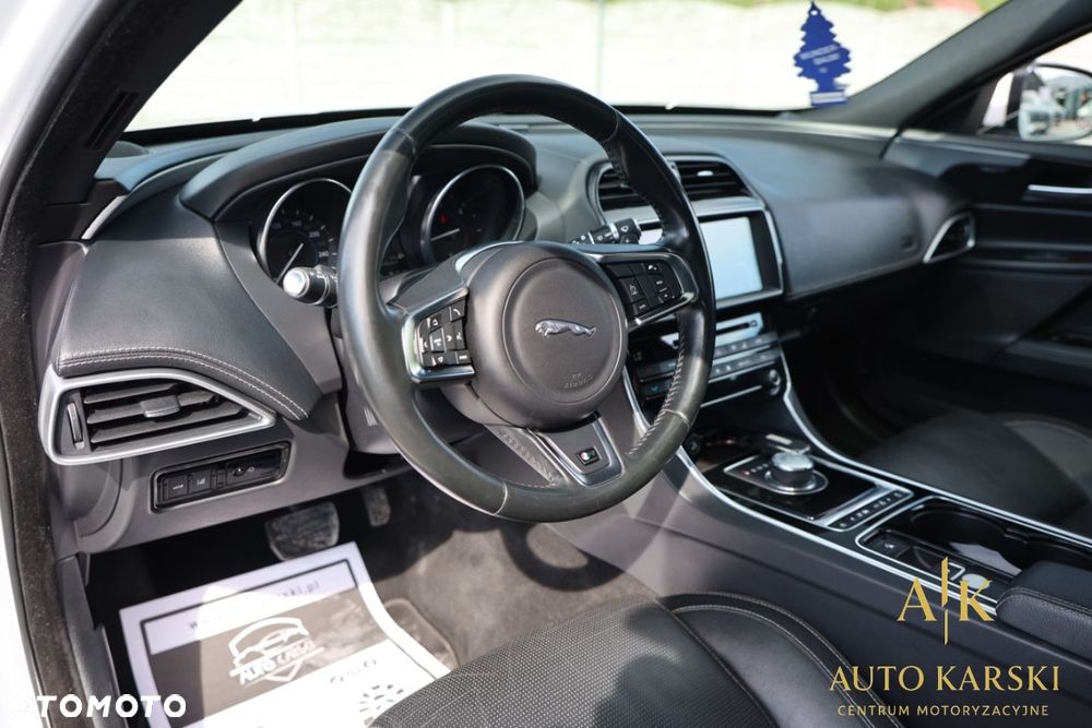 Jaguar XE - 19