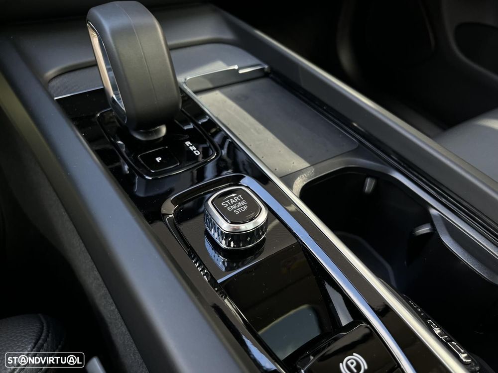 Volvo XC 60 2.0 T6 PHEV Plus Dark AWD - 28