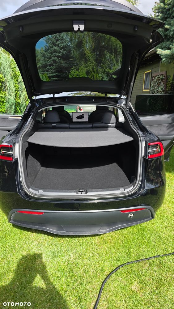 Tesla Model Y - 8