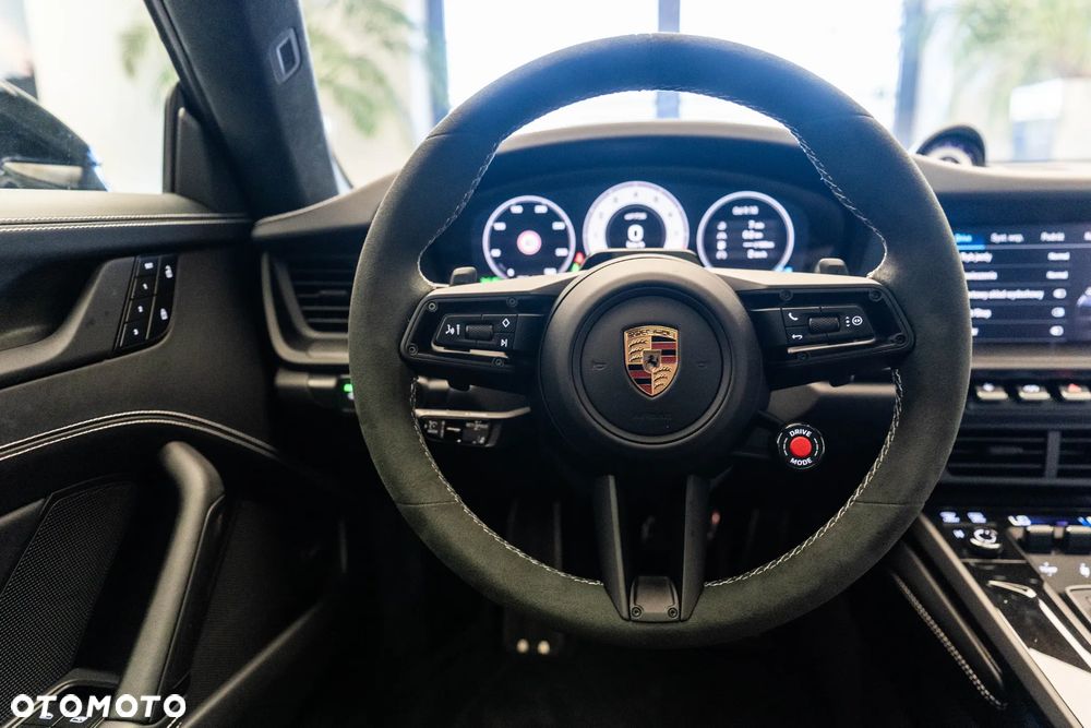 Porsche 911 Carrera 4 GTS - 19