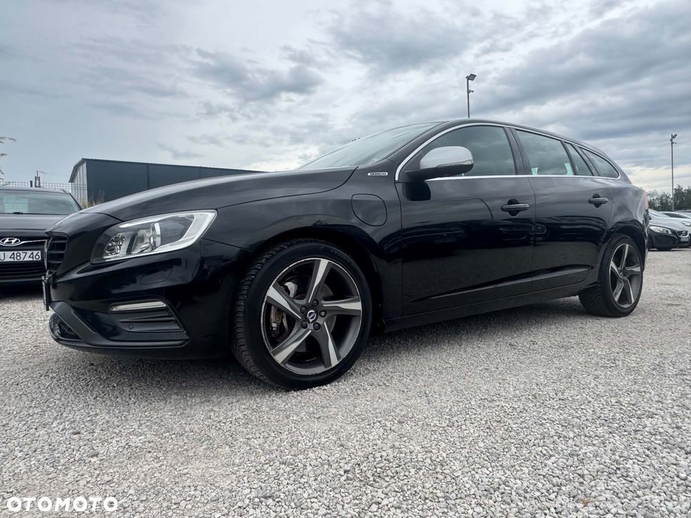 Volvo V60 D6 AWD Plug-in Hybrid R-Design Momentum - 4