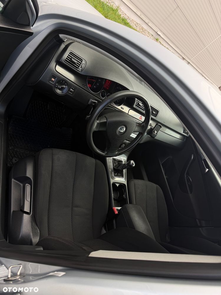 Volkswagen Passat 1.6 FSI Trendline - 22