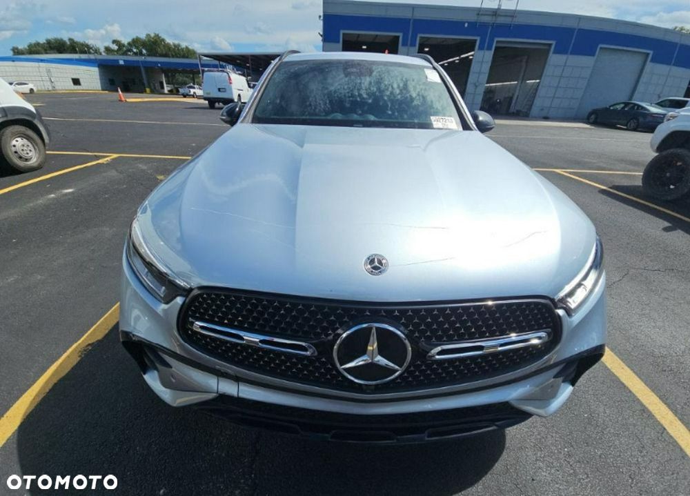 Mercedes-Benz GLC 300 4Matic 9G-TRONIC AMG Line - 2