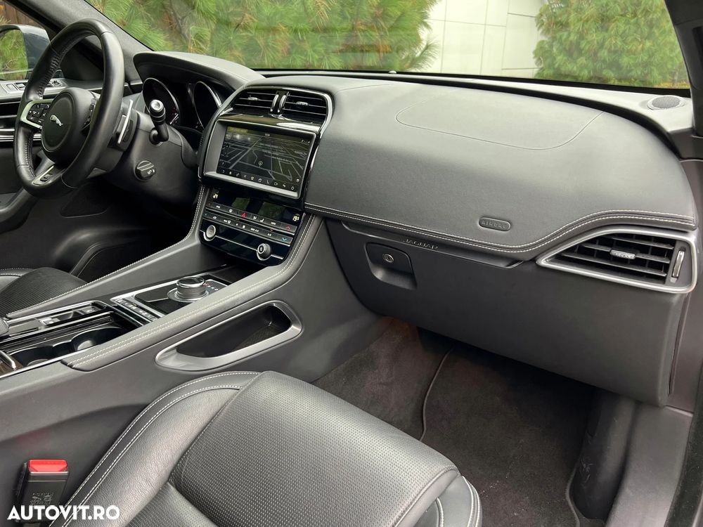 Jaguar F-Pace 25t AWD R-Sport - 25