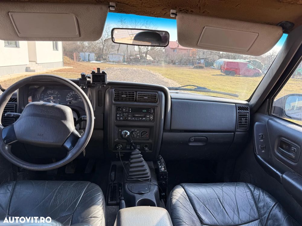 Jeep Cherokee - 10