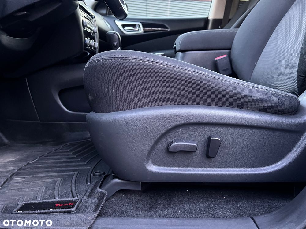 Nissan Pathfinder - 16