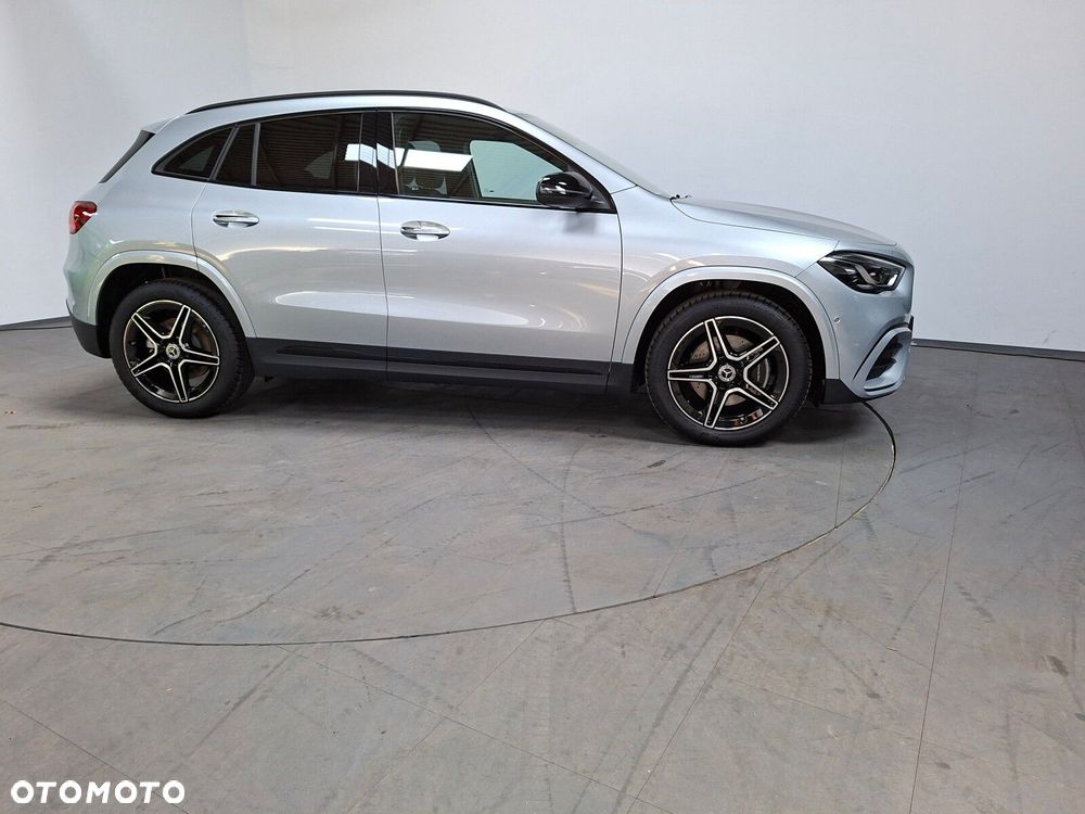 Mercedes-Benz GLA - 16