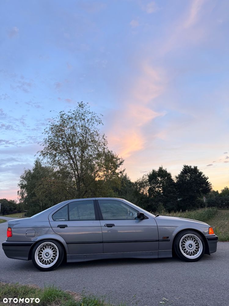 BMW Seria 3 320i - 32
