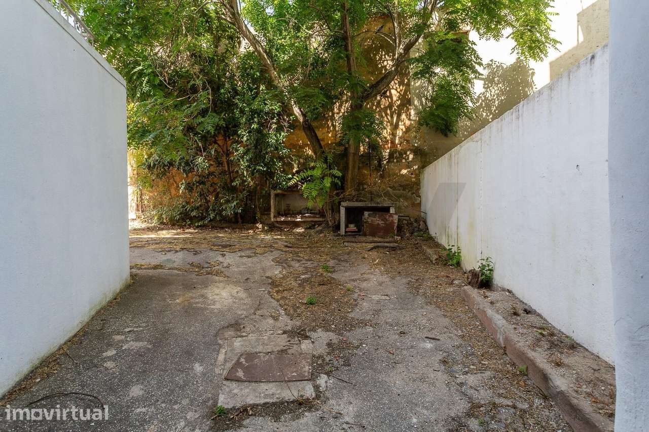Prédio urbano afeto a Armazéns e Serviços, para reconversão para uso h - Grande imagem: 3/39