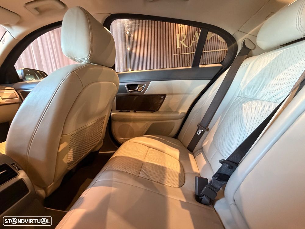 Jaguar XF 4.2 V8 Premium Luxury - 24