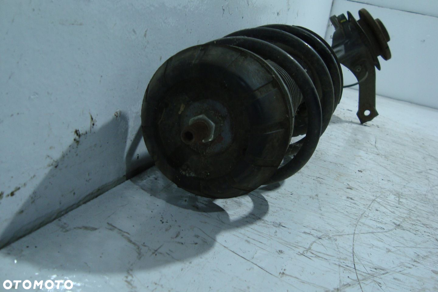 ZWROTNICA MCPHERSON PRAWY PRZÓD SUZUKI SWIFT MK7 1,3 DDIS 10- - 2