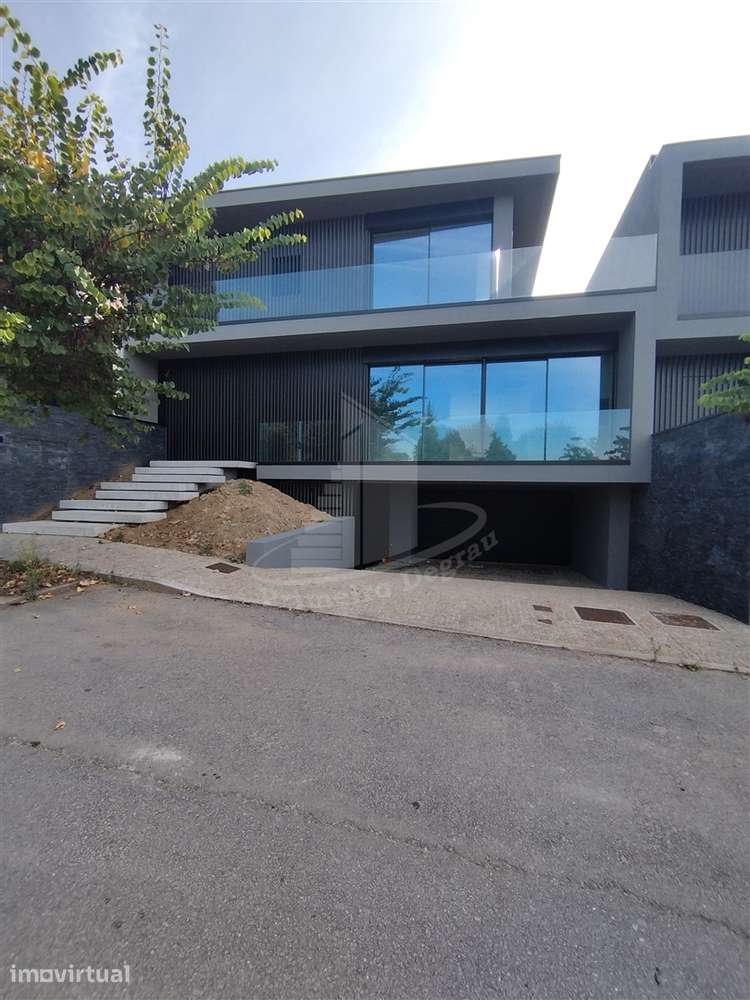 Exclusiva Moradia de Gaveto T5 com Cinema, Ginásio e Lote de 490 m² em - Grande imagem: 5/25