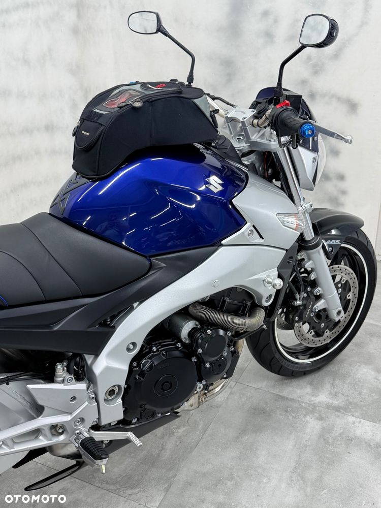 Suzuki GSR - 14