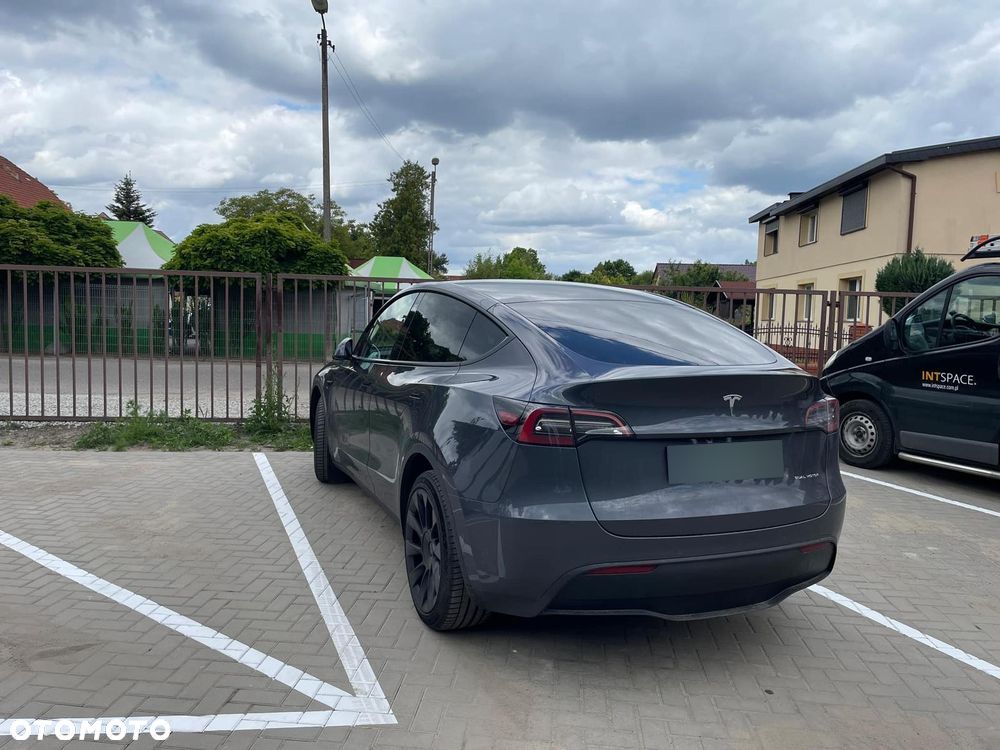 Tesla Y Long Range AWD - 8