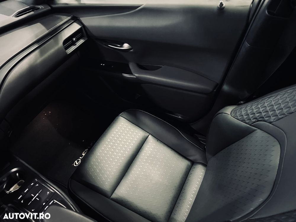 Lexus UX 250h FWD Executive - 14