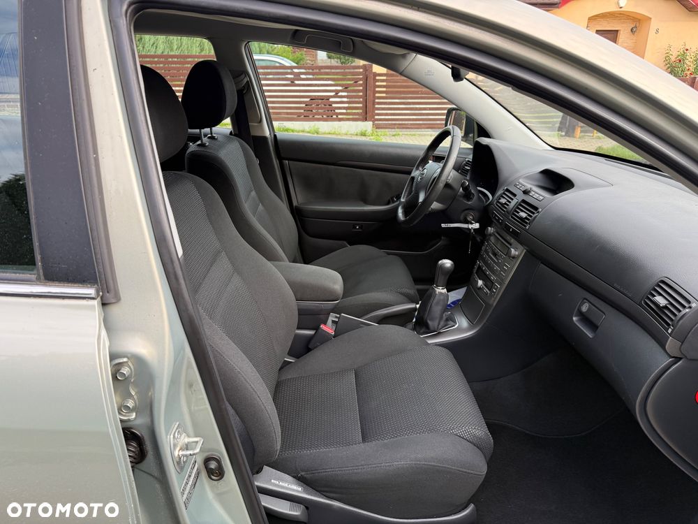 Toyota Avensis - 17